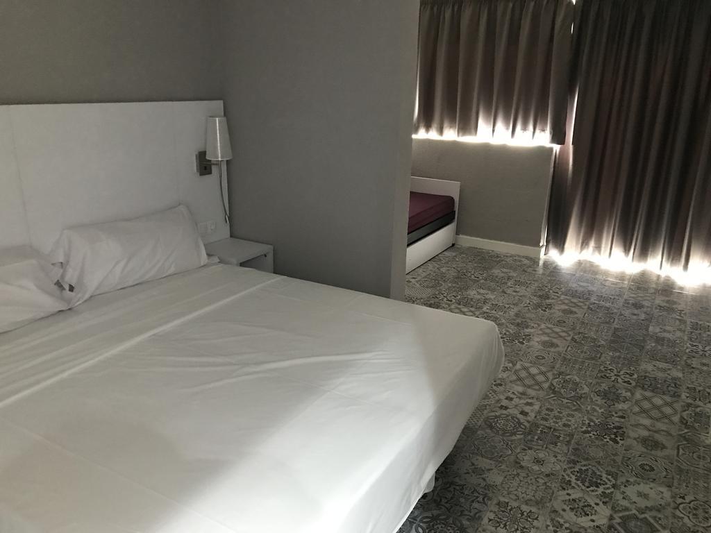 Hostal Boutique Bbb Auto Check In Бенідорм Екстер'єр фото